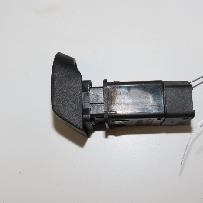 Bouton de warning occasion RENAULT KANGOO I Phase 1 09-1997->06-2003 1.9 DTI 8v 80ch 252900266R 3