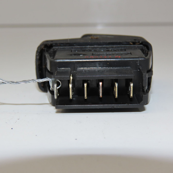 Commande lève-glace porte avant droite occasion RENAULT KANGOO I Phase 1 09-1997->06-2003 1.9 DTI 8v 80ch 8200090316 4