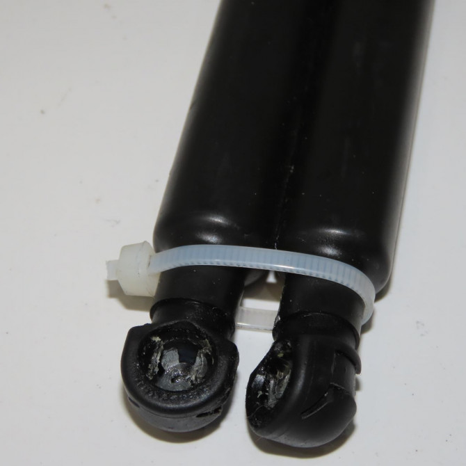 Verin droit hayon occasion RENAULT TWINGO II Phase 1 06-2007->11-2011 1.2i 60ch 2