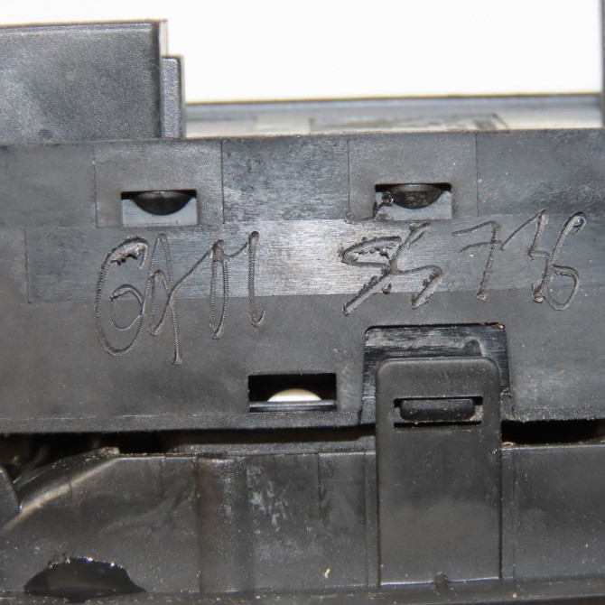 Commande lève-glace porte avant gauche occasion PEUGEOT 2008 Phase 1 01-2013->... 1.2i PURETECH 110ch 96749624ZD 4