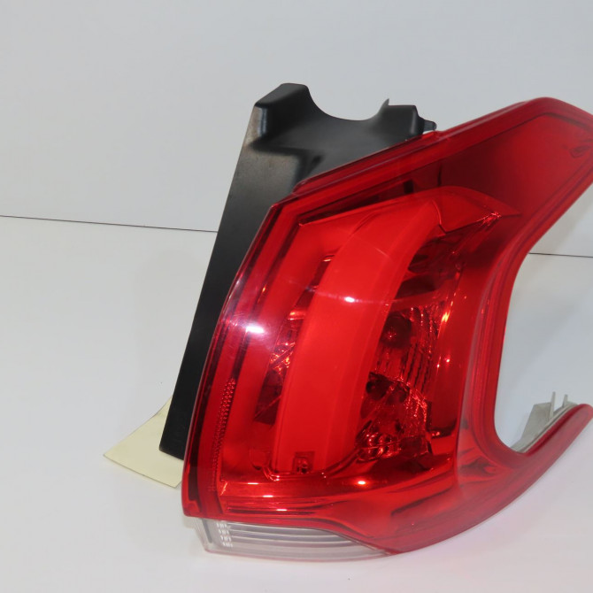 Feu arrière droit occasion PEUGEOT 2008 Phase 1 01-2013->... 1.2i PURETECH 110ch 9678074380 1