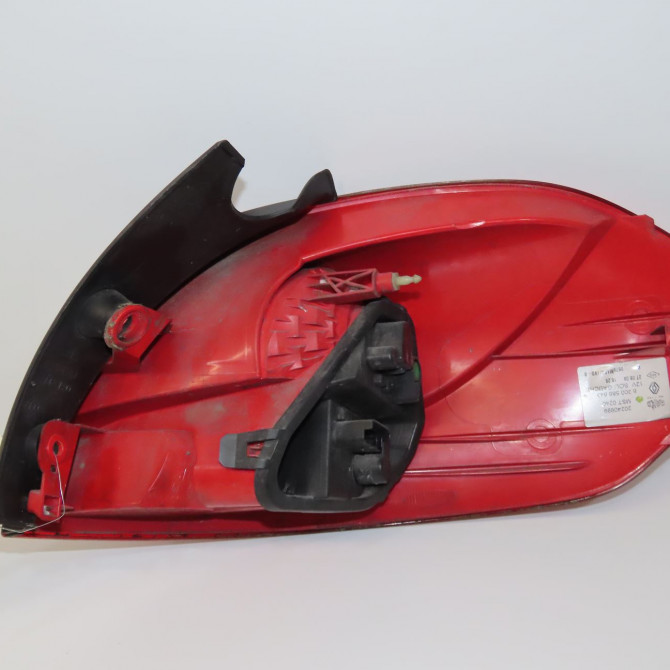 Feu arrière gauche occasion RENAULT CLIO III Phase 1 04-1995->04-1999 1.5 DCI 105ch 8200586843 2