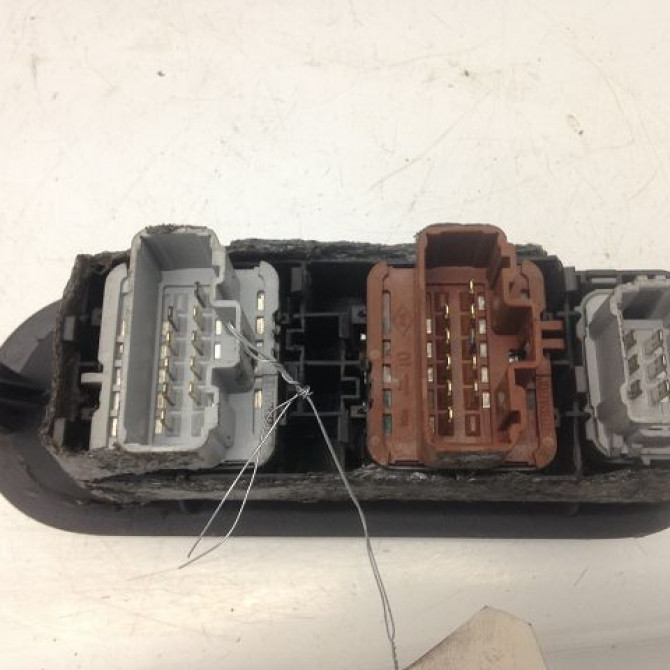 Commande lève-glace porte avant gauche occasion RENAULT MEGANE I Phase 1 11-1995->03-1999 1.6i 8200315042 2