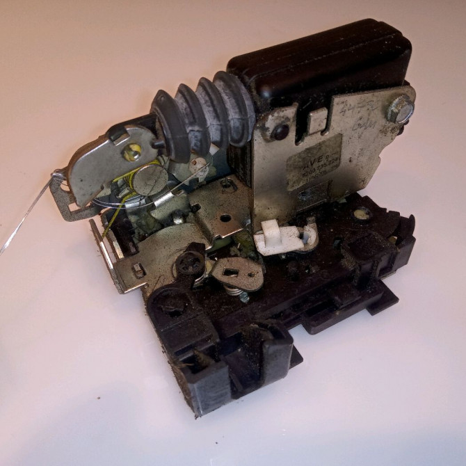 Serrure porte avd occasion DACIA SANDERO I Phase 1 06-2008->10-2012 1.4 MPI 75ch 8200735224 2