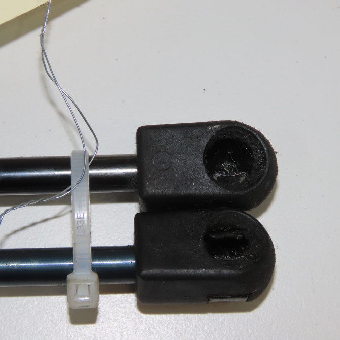 Verin droit hayon occasion TOYOTA COROLLA VERSO II Phase 1 05-2004->06-2007 115 D-4D 689500F012 2