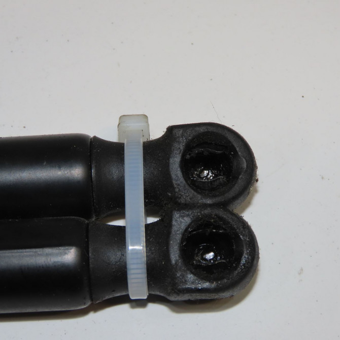 Verin droit hayon occasion TOYOTA COROLLA VERSO II Phase 1 05-2004->06-2007 115 D-4D 689500F012 3