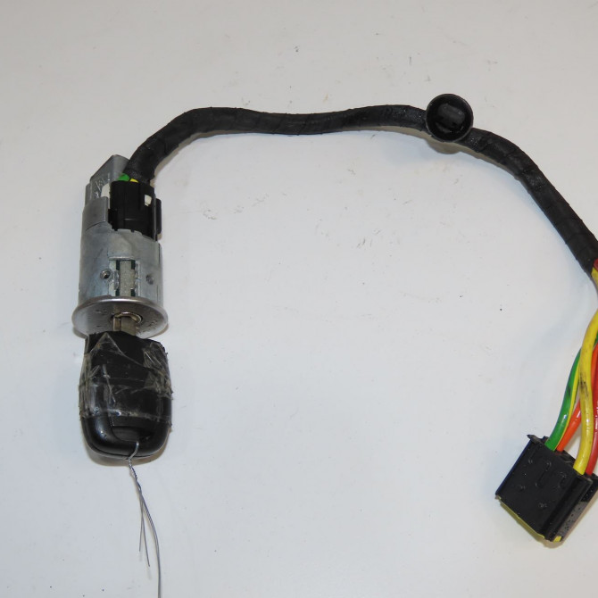 Antivol de direction occasion RENAULT CLIO II Phase 1 03-1998->06-2001 1.4i 8v 75ch 7701471220 1