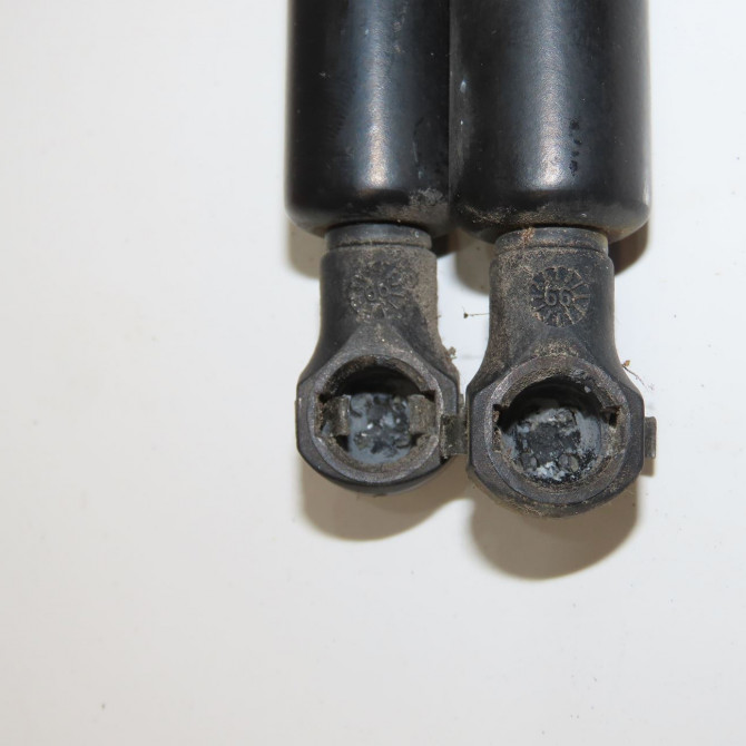 Verin droit hayon occasion RENAULT CLIO II Phase 1 03-1998->06-2001 1.6 7700842256 3