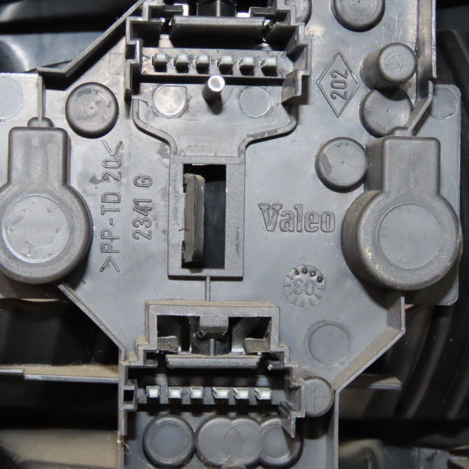 Feu arrière gauche occasion RENAULT SCENIC I Phase 2 08-1999->06-2003 1.6i 107ch 7700428054 3