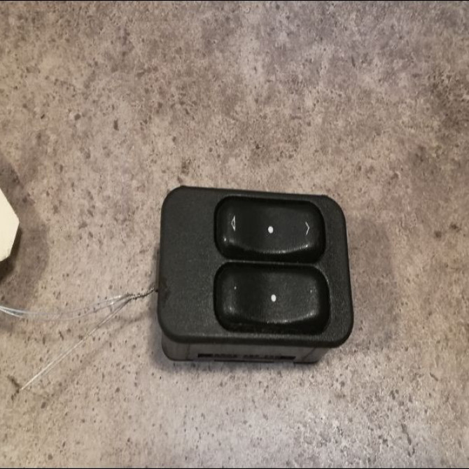 Commande lève-glace porte avant gauche occasion OPEL CORSA III Phase 2 08-2003->09-2006 1.2i 16v 75ch 24411030 1