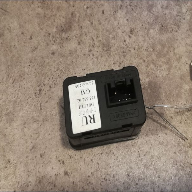 Commande lève-glace porte avant gauche occasion OPEL CORSA III Phase 2 08-2003->09-2006 1.2i 16v 75ch 24411030 2