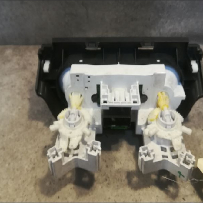 Commande de chauffage occasion SUZUKI SWIFT III Phase 1 03-2005->09-2011 1.3i 90ch 2