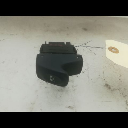 Commande lève-glace porte avant droite occasion RENAULT CLIO II Phase 1 03-1998->06-2001 1.9 D 8v 55ch 7700410151