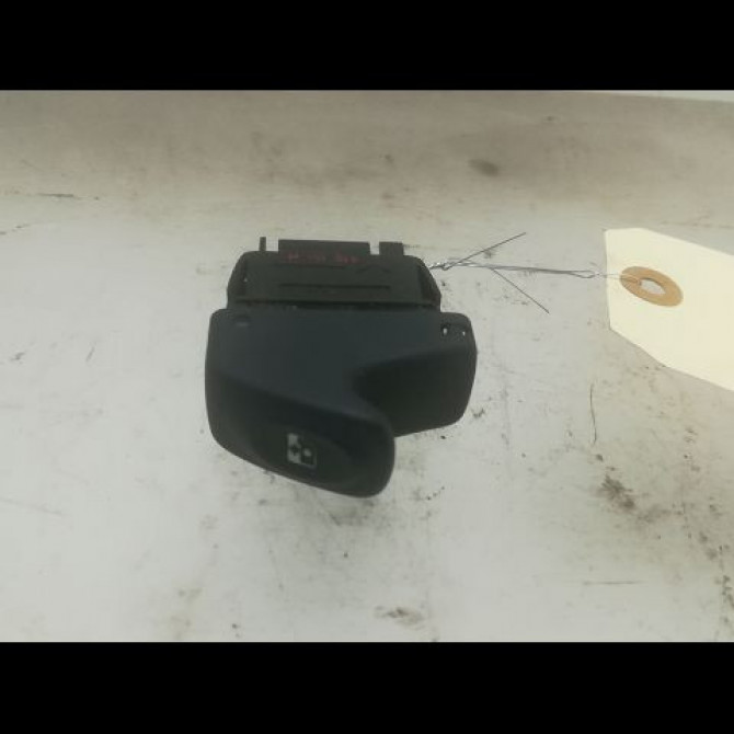 Commande lève-glace porte avant droite occasion RENAULT CLIO II Phase 1 03-1998->06-2001 1.9 D 8v 55ch 7700410151 1