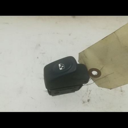 Commande lève-glace porte avant gauche occasion RENAULT CLIO II Phase 1 03-1998->06-2001 1.9 D 8v 55ch 7700410151