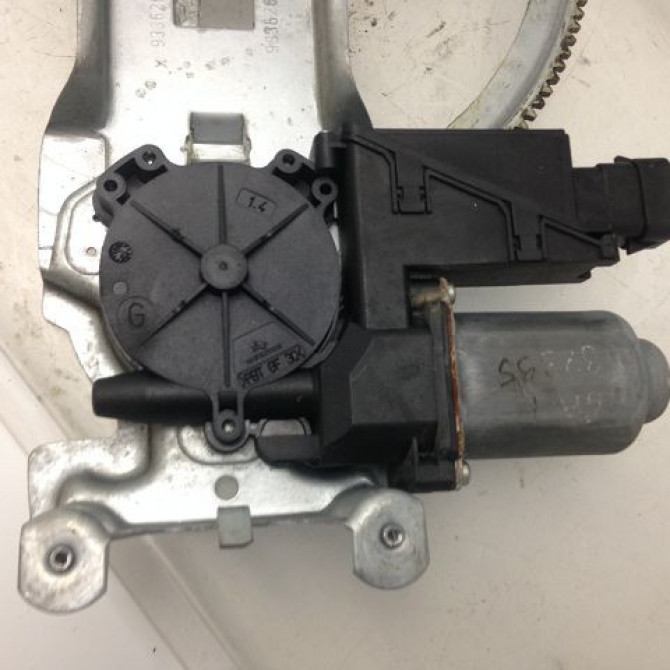 Mecanisme + moteur lève-glace avant droit occasion OPEL MERIVA I Phase 1 04-2003->12-2005 1.7 CDTI 93186831 2