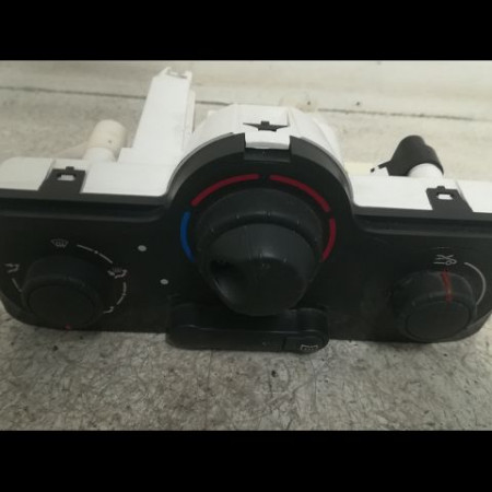 Commande de chauffage occasion RENAULT CLIO III Phase 1 09-2005->03-2009 1.2i 16v 75ch 7701070472