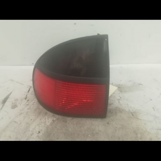 Feu arrière gauche occasion RENAULT LAGUNA I Phase 1 01-1994->04-1998 2.2 D 7701038275 1