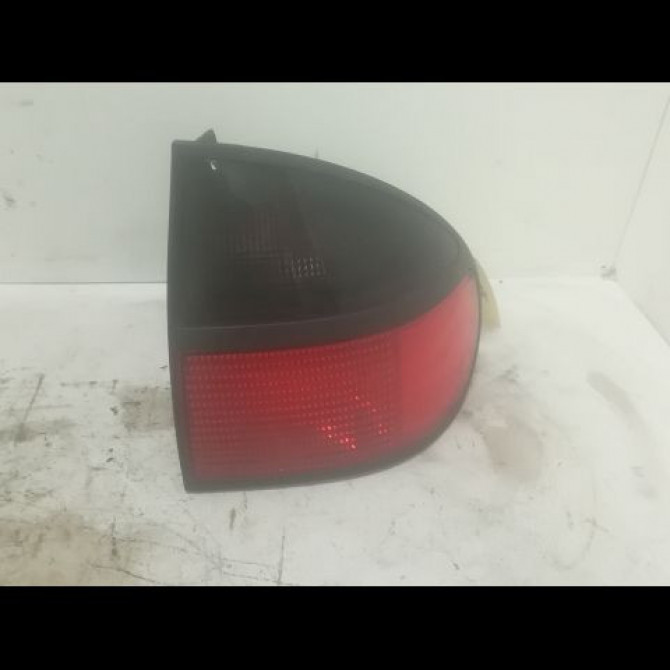 Feu arrière droit occasion RENAULT LAGUNA I Phase 1 01-1994->04-1998 2.2 D 7701038274 1