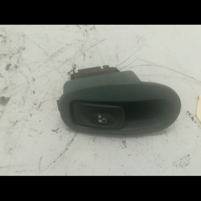 Commande leve-glace porte arrière gauche occasion RENAULT MEGANE SCENIC I Phase 1 09-1996->08-1999 1.6 7700838101 1