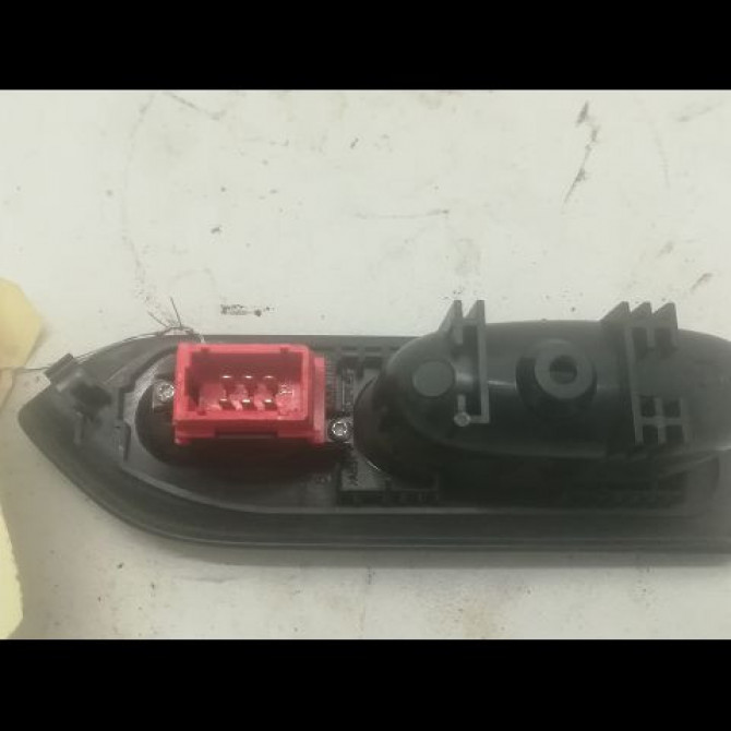 Commande leve-glace porte arrière gauche occasion RENAULT LAGUNA I Phase 1 01-1994->04-1998 7700417485 2