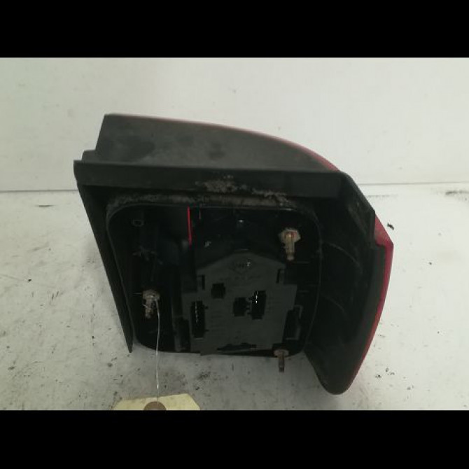 Feu arrière gauche occasion VOLKSWAGEN PASSAT III Phase 2 11-1993->09-1996 1.8i 90ch 2