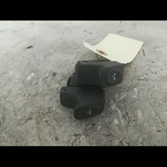 Commande lève-glace porte avant gauche occasion RENAULT CLIO II Phase 1 03-1998->06-2001 1.4i 8v 75ch 7700421119 1