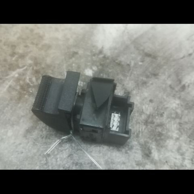 Commande lève-glace porte avant droite occasion AUDI A3 I Phase 1 09-1996->10-2000 1.9 TDi 110ch 2