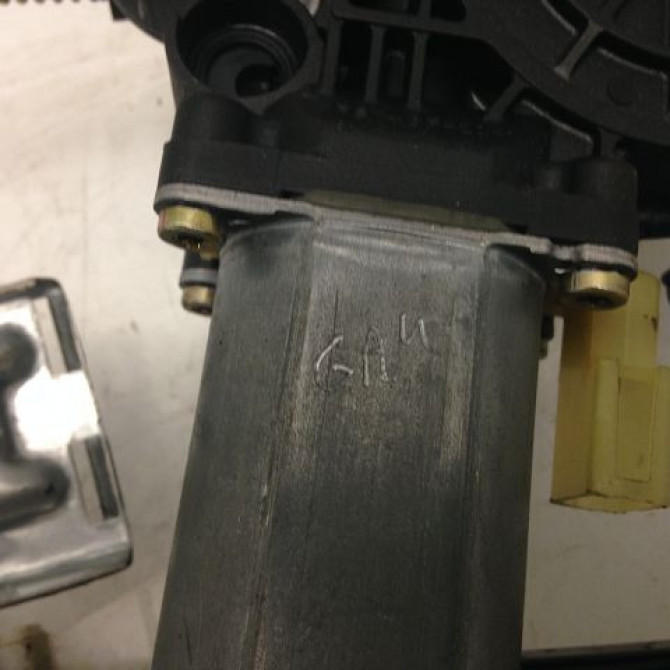 Mecanisme + moteur lève-glace avant droit occasion FORD FIESTA V Phase 1 09-2002->10-2005 1.4i 2