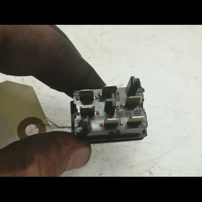 Commande lève-glace porte avant droite occasion VOLKSWAGEN POLO III Phase 1 10-1994->11-1999 1.4 2