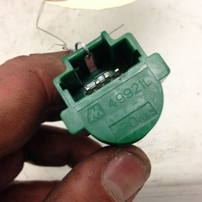 Contacteur feux recul occasion PEUGEOT 208 208 Phase 1 2012-03-01->2015-09-30 1.4 HDI 68ch 225753 2