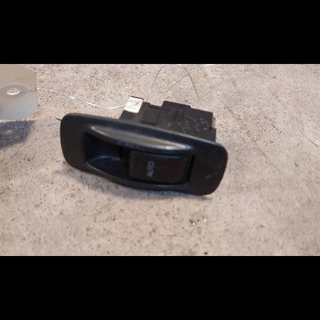 Commande leve-glace porte arrière droite occasion TOYOTA COROLLA IX phase 2 07-2004->08-2007 1.4 D 90ch 8481002041