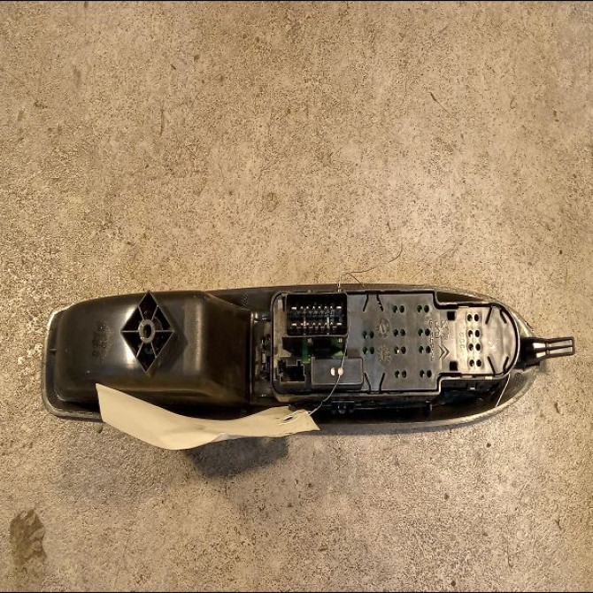 Commande lève-glace porte avant gauche occasion CITROEN DS3 Phase 1 04-1995->04-1999 1.6 E-HDI 90ch 2
