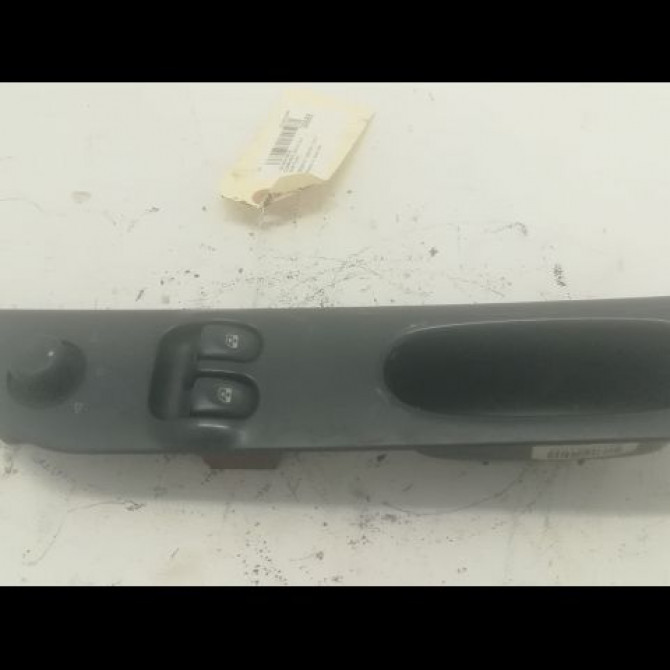 Commande lève-glace porte avant gauche occasion RENAULT LAGUNA I Phase 2 04-1998->11-2000 1.9 DTI 7700417487 1