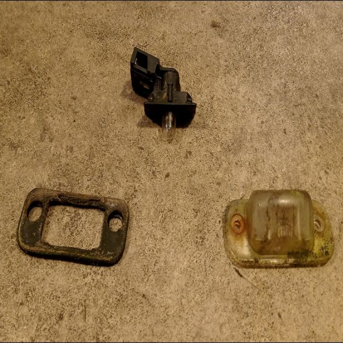 Eclaireur plaque de police g occasion VOLKSWAGEN GOLF III Phase 1 01-1992->12-1997 1.4i 60ch 1