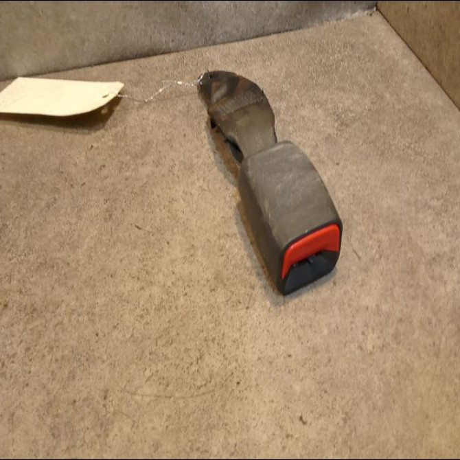 Ancrage ceinture arrière gauche occasion KIA VENGA Phase 1 04-1995->04-1999 1.6 CRDI 115ch 898301P000EQ 1