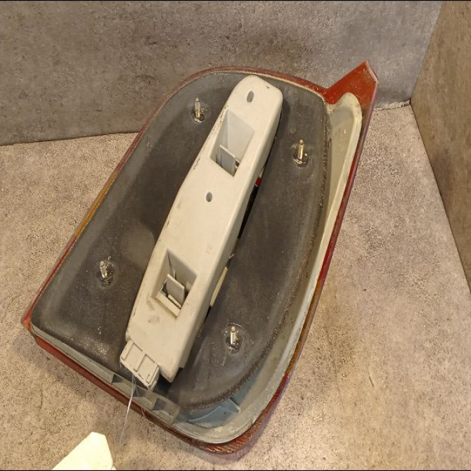 Feu arrière gauche occasion FORD FIESTA III Phase 1 03-1989->01-1994 1.1i 2