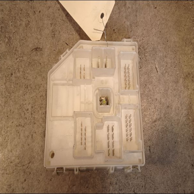 Platine fusible av occasion TOYOTA RAV4 II Phase 2 10-2003->12-2005 115 D-4D 2