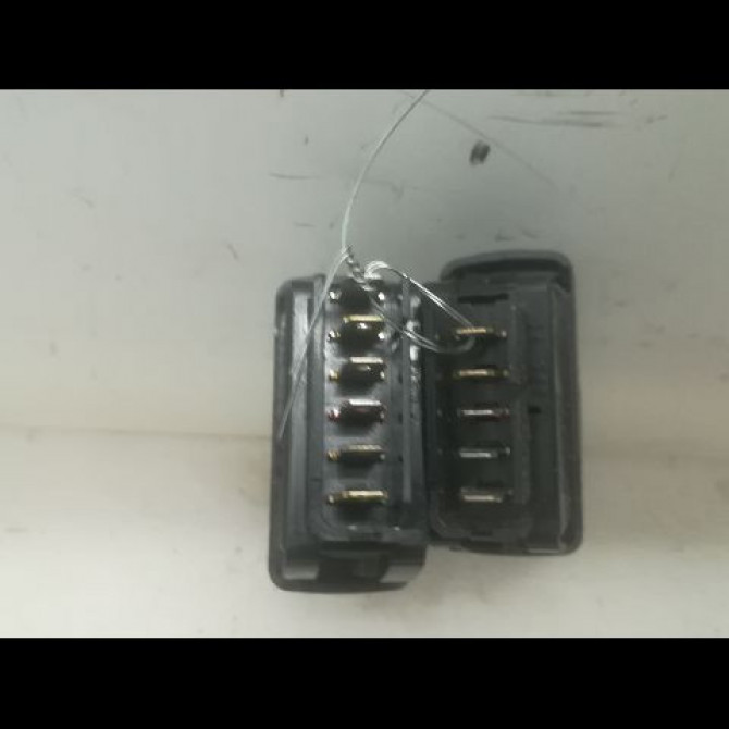 Commande lève-glace porte avant gauche occasion RENAULT CLIO II Phase 1 03-1998->06-2001 1.2 7700421119 2