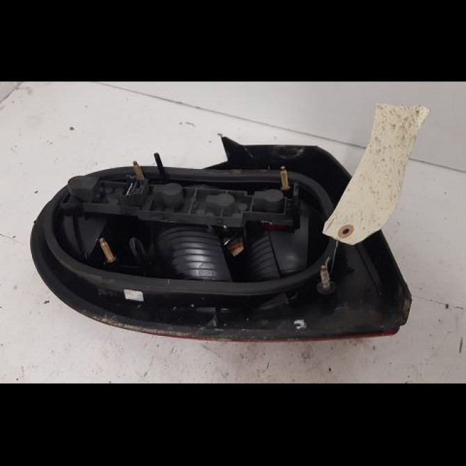 Feu arrière droit occasion RENAULT MEGANE I Phase 2 03-1999->06-2003 1.6 16v 7700428057 2