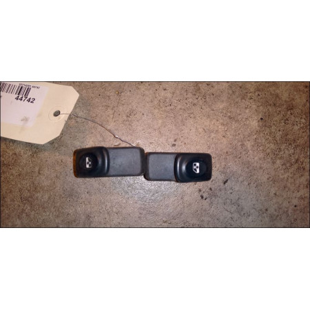 Commande lève-glace porte avant gauche occasion RENAULT MEGANE I Phase 1 11-1995->03-1999 1.9 D 7700838101