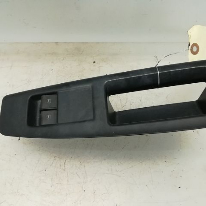 Commande lève-glace porte avant gauche occasion VOLKSWAGEN POLO IV Phase 1 01-2002->05-2005 1.9 SDI 1