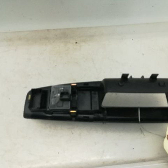 Commande lève-glace porte avant gauche occasion VOLKSWAGEN POLO IV Phase 1 01-2002->05-2005 1.9 SDI 2