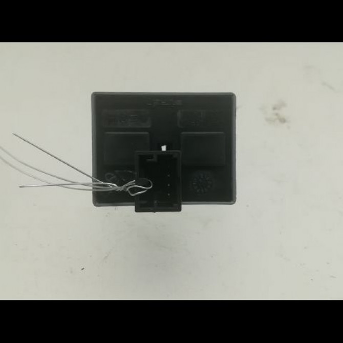 Commande lève-glace porte avant gauche occasion VOLKSWAGEN POLO IV Phase 1 01-2002->05-2005 1.2 12v 65ch 2