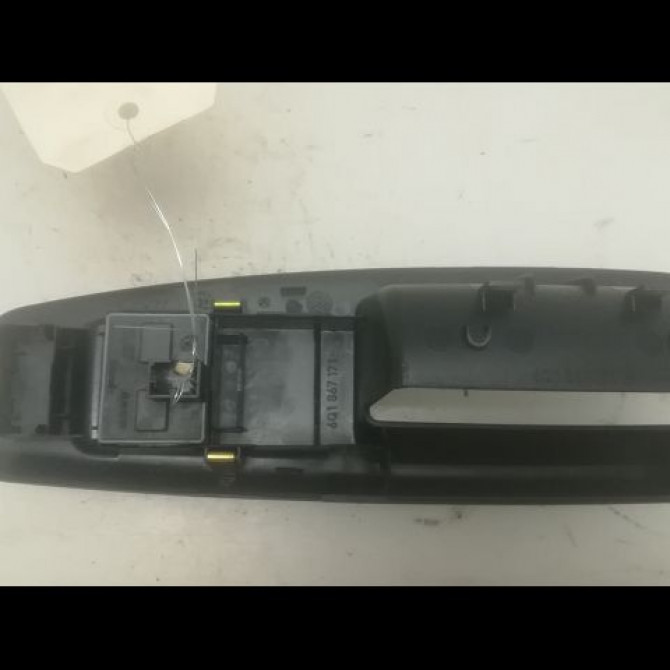 Commande lève-glace porte avant gauche occasion VOLKSWAGEN POLO IV Phase 1 01-2002->05-2005 1.9 SDI 2
