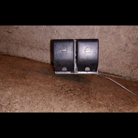 Commande lève-glace porte avant gauche occasion VOLKSWAGEN POLO IV Phase 1 01-2002->05-2005 1.4 TDI 75ch