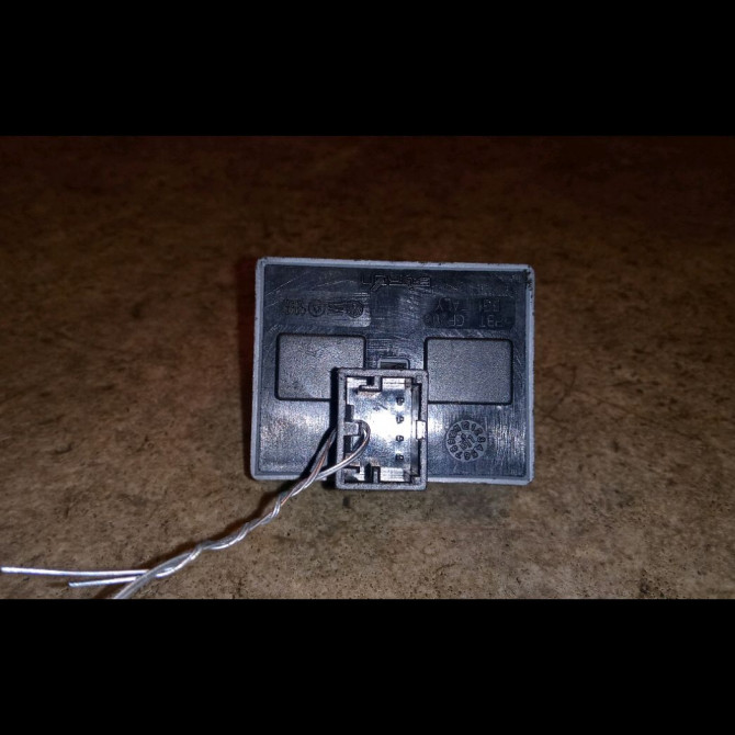 Commande lève-glace porte avant gauche occasion VOLKSWAGEN POLO IV Phase 1 01-2002->05-2005 1.4 TDI 75ch 2