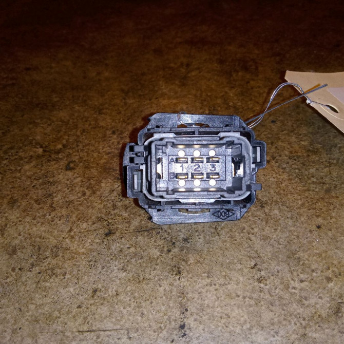 Commande lève-glace porte avant droite occasion RENAULT VELSATIS Phase 2 04-2005->12-2009 2.2 DCI 150ch 2