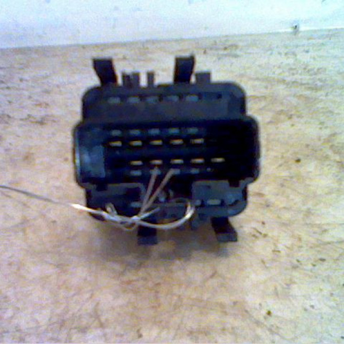 Commande leve-glace porte arrière droite occasion RENAULT CLIO II Phase 1 03-1998->06-2001 8200542104 2