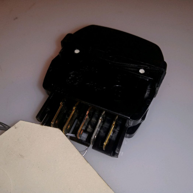 Commande lève-glace porte avant droite occasion CITROEN XSARA PICASSO Phase 2 02-2004->12-2010 1.6 HDI 92 ch 2